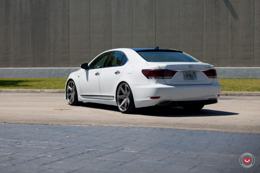  Lexus LS460 on Vossen Wheels (CG-207) 2017 года  (фото 11 из 35)